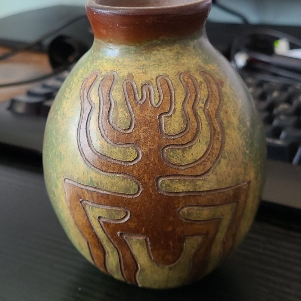 Vintage Peruvian Pottery Vase - Picture 5 of 5